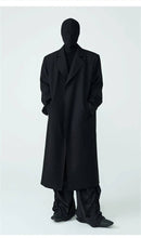 Sobretudo masculino longo preto com gola clássica e bolsos frontais