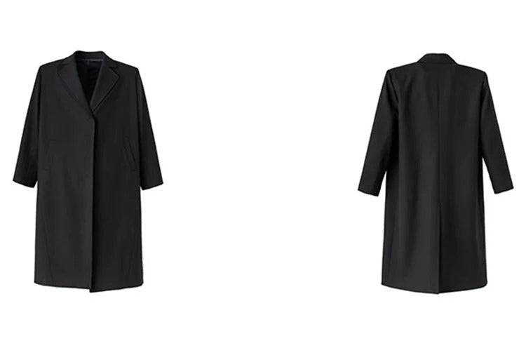 Sobretudo masculino preto visto de frente e de costas, com modelagem reta e design minimalista para moda masculina clássica.