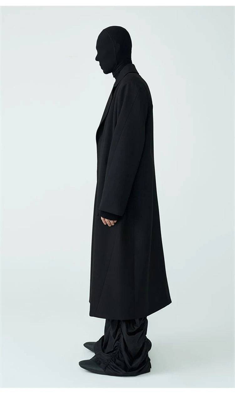 Perfil lateral do sobretudo masculino preto premium, destacando o caimento estruturado e o estilo inglês sofisticado para moda outono/inverno.