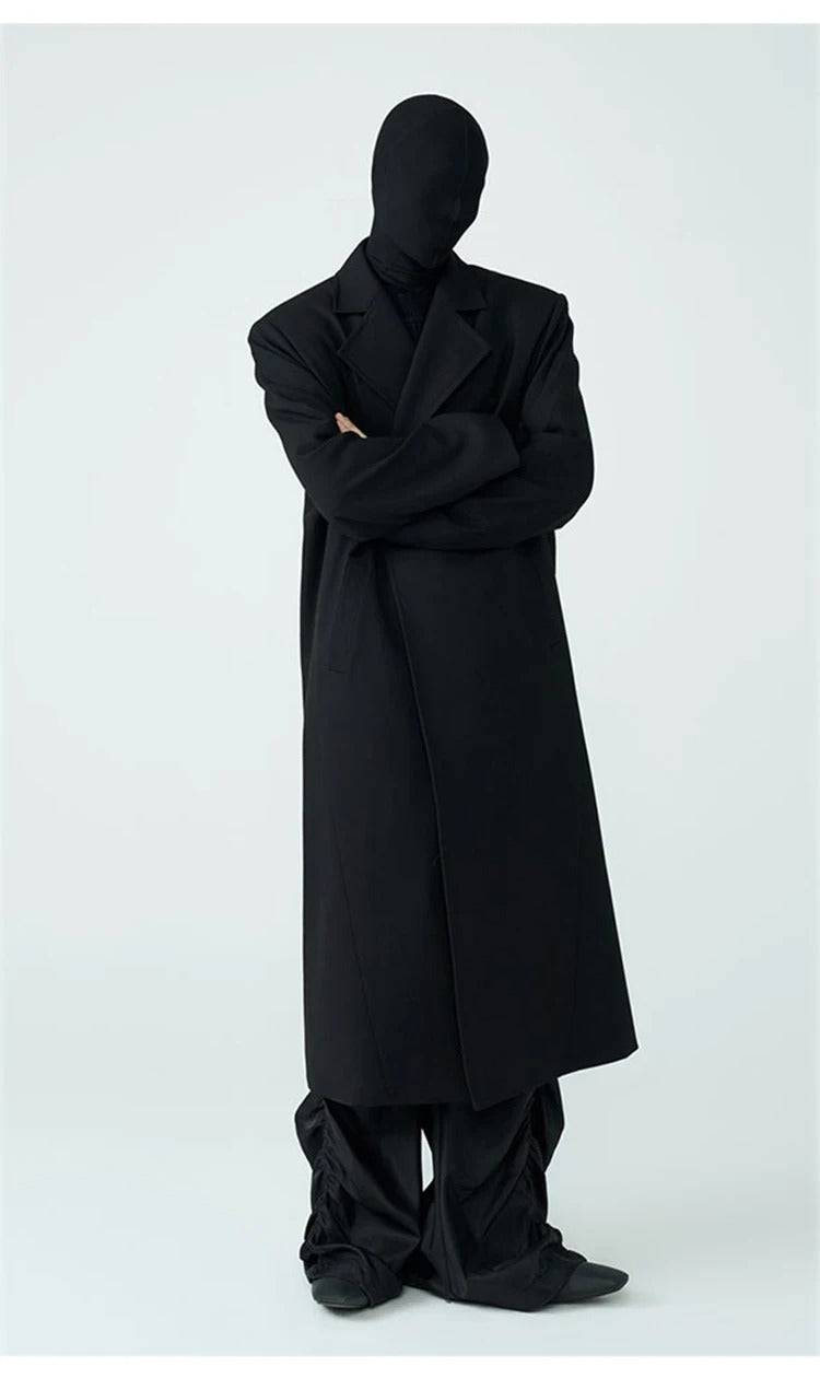 Casaco longo preto masculino com lapela larga e corte elegante, ideal para moda masculina estilosa e funcional.