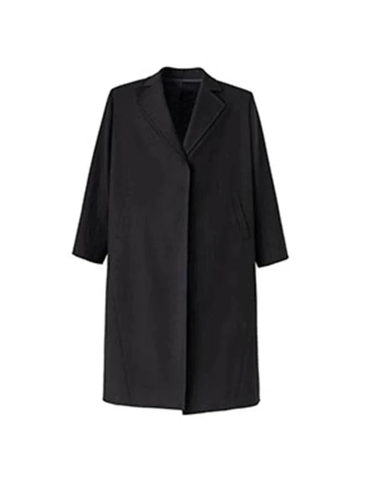 Sobretudo masculino preto com design minimalista e modelagem reta, perfeito para composições elegantes e modernas.