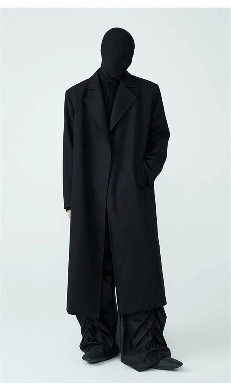 Sobretudo longo preto masculino com design clean e moderno, ideal para compor looks urbanos e sofisticados no inverno.
