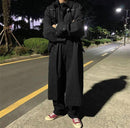 Sobretudo longo preto com alças de ombro, look urbano noturno