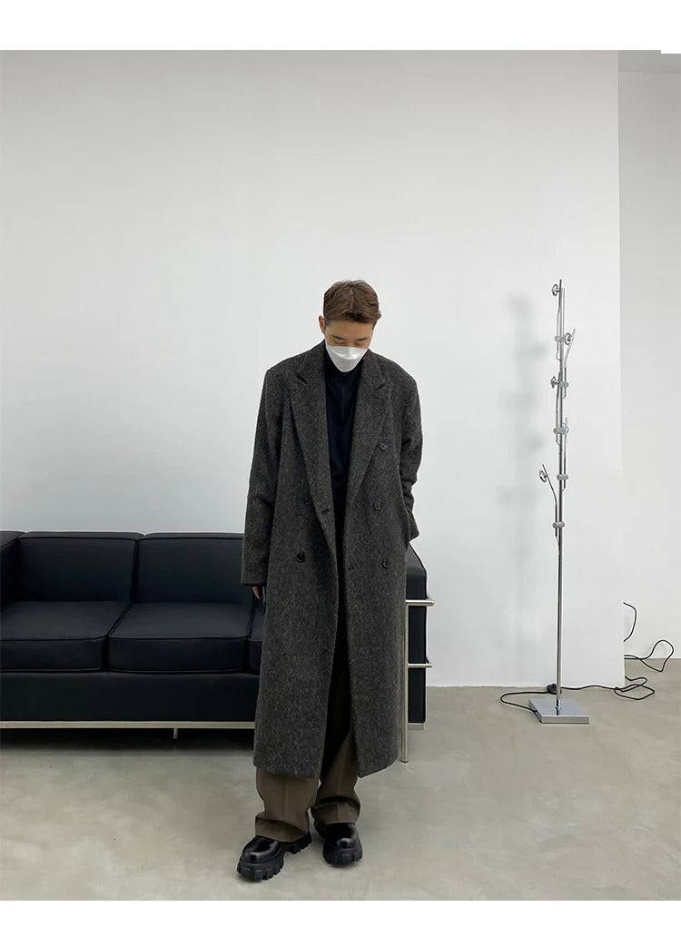 Look completo com sobretudo masculino longo social cinza, combinando elegância e conforto para o inverno urbano.