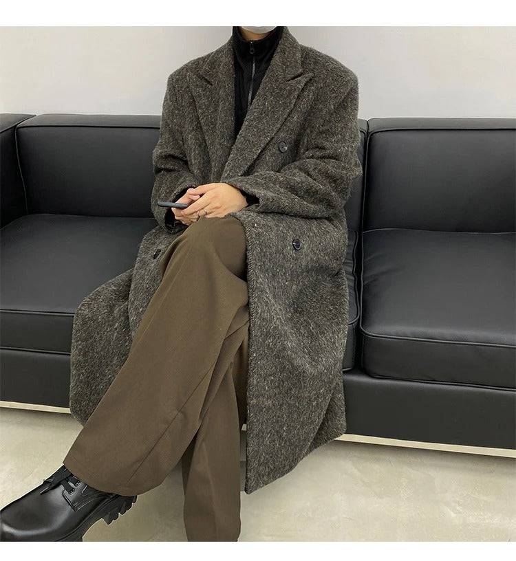 Casaco longo masculino cinza com design clássico e elegante, ideal para compor visuais formais e modernos no inverno.