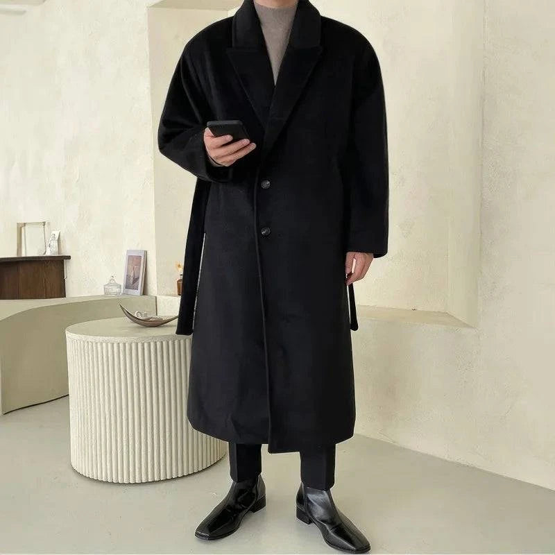 Sobretudo preto masculino longo com abotoamento simples, perfeito para estilo clássico e elegante em dias frios.