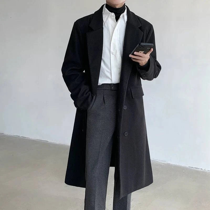 Sobretudo preto masculino social de lã premium com camisa branca, ideal para visuais elegantes e clássicos com toque moderno.