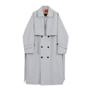 Trench coat masculino cinza-claro com abotoamento duplo e gola clássica, corte longo solto