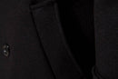 Detalhe do sobretudo masculino com botão e acabamento em lã