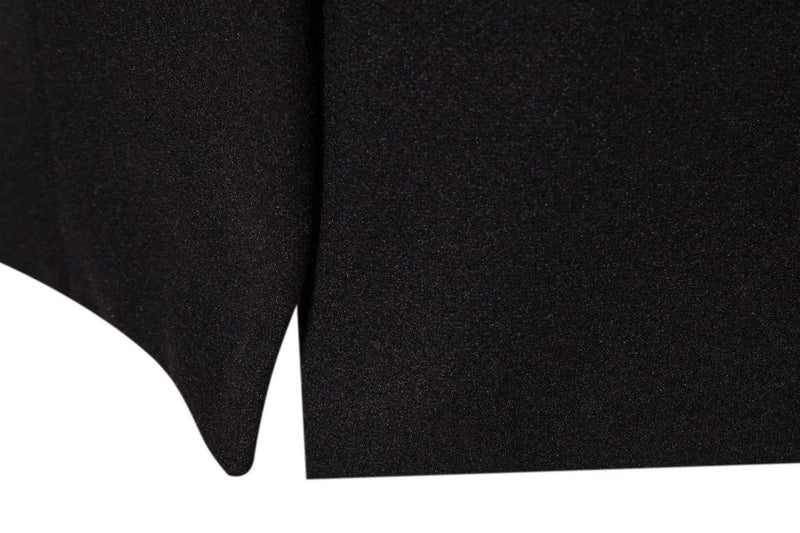Detalhe da fenda e bainha do sobretudo masculino Zellum Timeless preto, mostrando o corte e caimento do tecido.