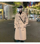 Trench coat bege com abotoamento duplo, cinto e bolsos frontais