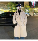 Trench coat bege longo com abotoamento duplo e bolsos frontais