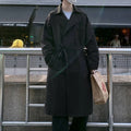 Casaco longo preto masculino com design clássico e elegante, ideal para compor looks sofisticados de inverno.