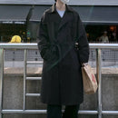 Trench coat preto masculino longo com abotoamento duplo e cinto.
