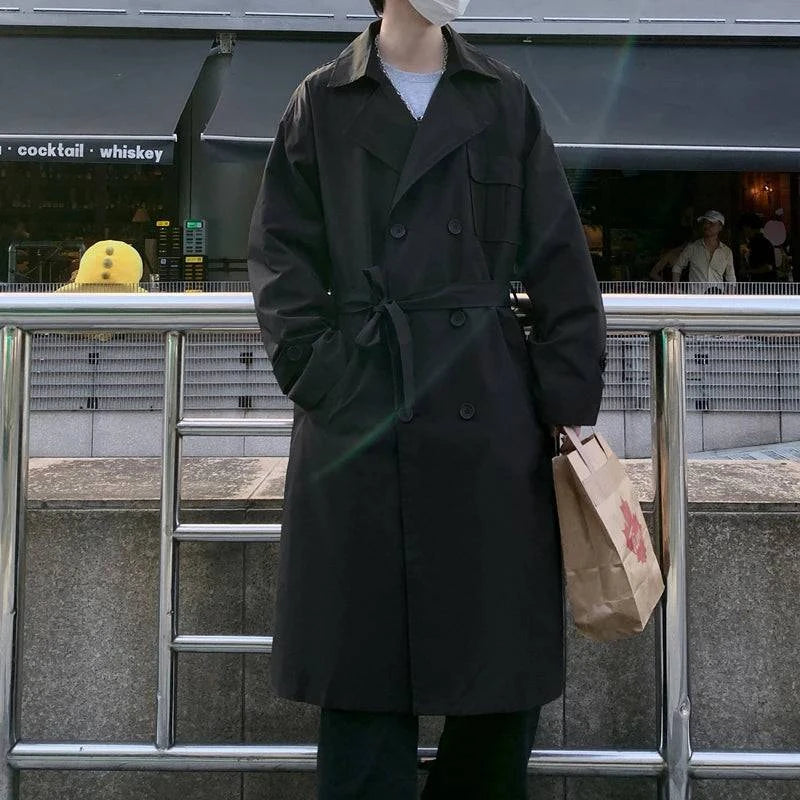 Casaco longo preto masculino com design clássico e elegante, ideal para compor looks sofisticados de inverno.