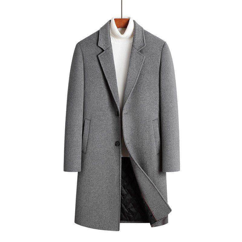 Sobretudo masculino Zellum Moderno Slim Fit cinza, sobre gola alta branca, revelando forro acolchoado preto, com design elegante e caimento premium.