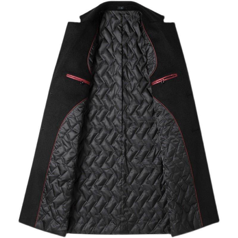 Sobretudo masculino Zellum Moderno Slim Fit preto, aberto, revelando forro acolchoado preto com detalhes em vermelho, evidenciando o design premium e calor.