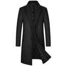 Sobretudo masculino preto slim fit aberto revelando forro acolchoado com detalhes em vermelho