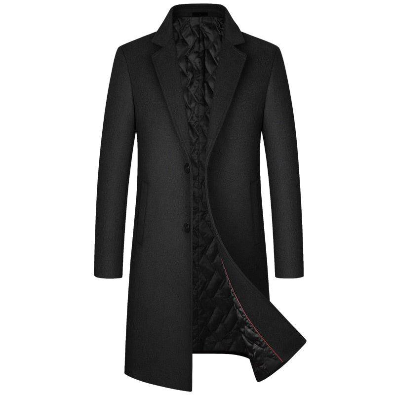 Sobretudo masculino Zellum Moderno Slim Fit preto, aberto, revelando forro acolchoado com detalhes em vermelho, evidenciando o design premium.