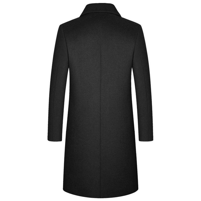 Costas do sobretudo masculino Zellum Moderno Slim Fit preto, com corte reto e elegante, evidenciando o caimento impecável.