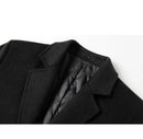 Detalhe da gola e forro acolchoado do sobretudo masculino Slim Fit em preto