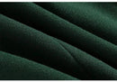 Textura de tecido verde em sobretudo masculino, com pregas diagonais e acabamento